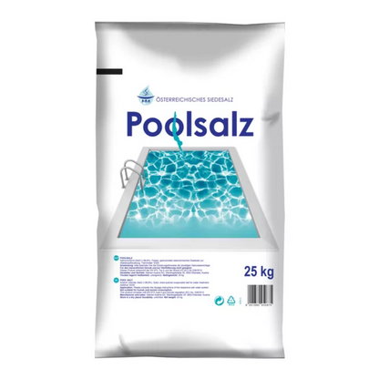 Ein 25 kg Sack „Salinen Poolsalz reines Siedesalz ohne Trennmittel“ zur Poolpflege, mit transparentem Fenster zur Darstellung des blauen Poolwassers und klaren Beschreibungen auf weißer Verpackung.