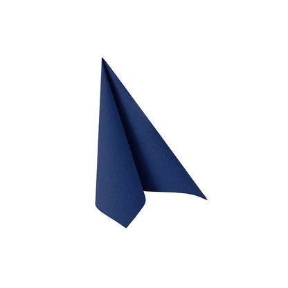 Un singur șervețel din „ROYAL Collection“ PAPSTAR al PAPSTAR GmbH, de un albastru marin elegant și cu dimensiunile de 40 cm x 40 cm, pliat 1/4, este pliat elegant într-un triunghi, fiind ideal pentru a îmbunătăți decorul mesei dumneavoastră pe un fundal alb simplu.