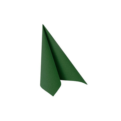 Un șervețel verde PAPSTAR GmbH „ROYAL Collection“ (40x40 cm, 1/4 pliat) stă drept pe un fundal alb - ideal pentru decorațiuni de masă elegante.