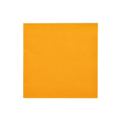 Un șervețel portocaliu pătrat din „ROYAL Collection“ PAPSTAR 1/4 pliuri 40 cm x 40 cm ale PAPSTAR GmbH se evidențiază bine pe un fundal alb și adaugă o notă elegantă decorului mesei dumneavoastră.