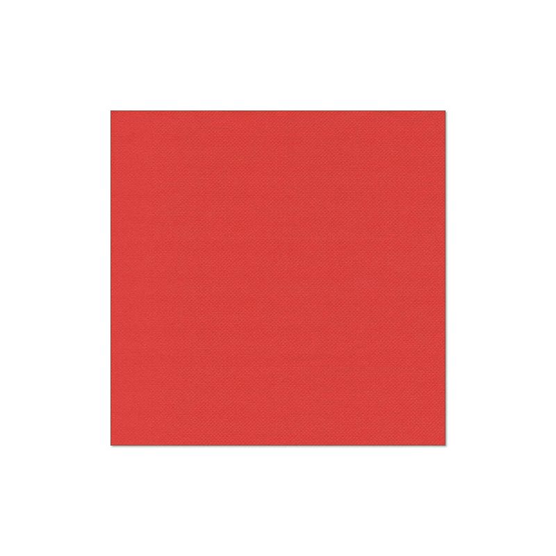 Șervețelul PAPSTAR 20 de șervețele „ROYAL Collection“ 1/4 pliat 40x40 cm de la PAPSTAR GmbH, într-un roșu simplu cu o structură netedă, stă central pe un fundal alb - perfect pentru un decor elegant al mesei.