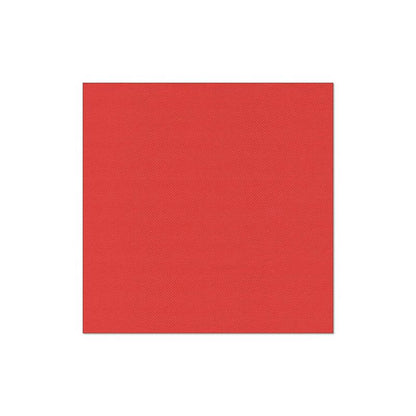 Șervețelul PAPSTAR 20 de șervețele „ROYAL Collection“ 1/4 pliat 40x40 cm de la PAPSTAR GmbH, într-un roșu simplu cu o structură netedă, stă central pe un fundal alb - perfect pentru un decor elegant al mesei.