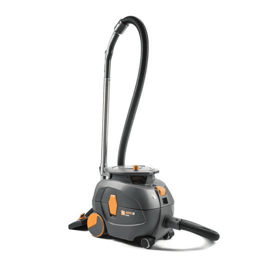 Un aspirator TASKI AERO 8 PLUS, furnizat de Diversey Deutschland GmbH & Co. OHG, în culorile gri și portocaliu, se află în poziție verticală. Acest aspirator compact și puternic, cu rezervor, este dotat cu un furtun lung și flexibil și are un corp cilindric, cu roți spate mari și roți față mai mici, pentru o mobilitate excelentă și o curățare eficientă. Funcționarea sa este îmbunătățită prin tehnologia „Flüster”, care asigură un nivel redus de zgomot.