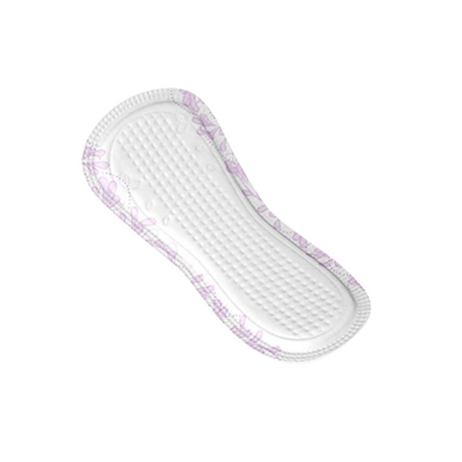 Absorbantul pentru incontinență TENA Discreet Mini Magic de la Essity Germany GmbH se remarcă printr-o textură matlasată și modele delicate de flori violet deschis pe margini. Este echipat cu tehnologia microPROTEX și este conceput pentru persoane cu slăbiciune ușoară a vezicii urinare. Se prezintă elegant pe un fundal alb simplu.