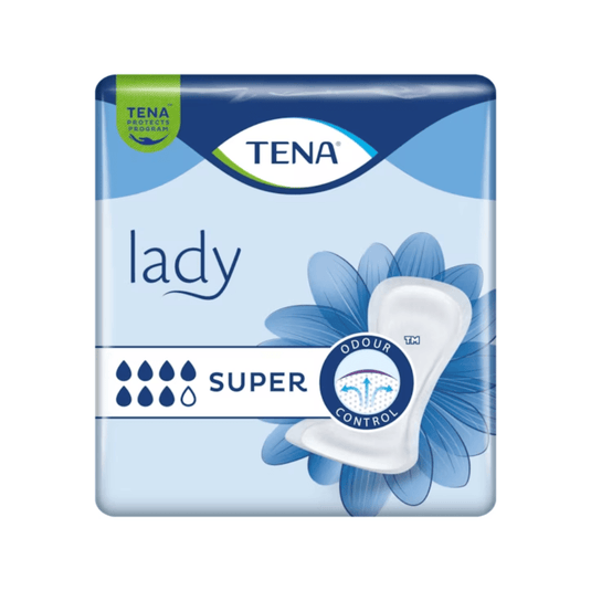 Ambalajul absorbantului pentru incontinență TENA Lady Super | Pachet (30 de bucăți) de la TENA - Essity Germany GmbH este în culorile albastru și alb. Elementele distinctive, precum cuvintele „Lady” și „SUPER”, picăturile care simbolizează absorbția, un motiv floral, precum și termeni precum „Odour Control”, o transformă în alegerea ideală pentru toate persoanele care caută o protecție fiabilă împotriva incontinenței în cadrul programului TENA Protects.