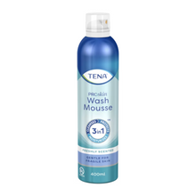 TENA ProSkin Wash Mousse, 3-in-1 Waschschaum (400 ml) von Essity Germany GmbH besticht durch ein blaues Design mit weißen und grünen Akzenten. Es wird als frisch duftend beschrieben, was es perfekt für empfindliche Haut macht, und bietet gleichzeitig eine 3-in-1-Formel zum Reinigen, Schützen und Befeuchten.
