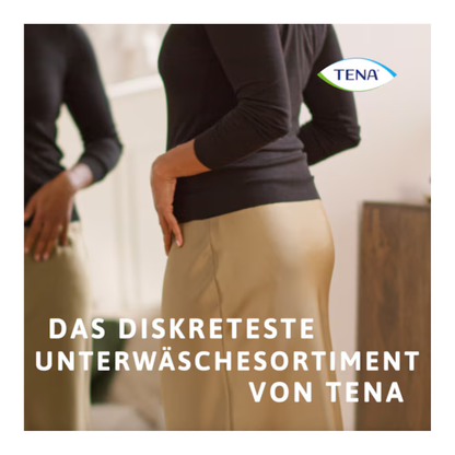 Eine Person in einem schwarzen Oberteil und einem beigen Rock steht seitlich vor einem Spiegel. Das TENA-Logo befindet sich oben rechts. Der Text lautet: "Das diskreteste Schutzunterwäsche-Sortiment von Muster TENA silhouette Plus White.