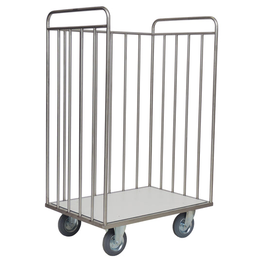 A Novocal Transportwagen ohne Rückwand aus Edelstahl, mit Rahmen und vertikalen Rundrohrverbindungen, offenem Top, flachem Boden und vier Lenkrollen, leer auf weißem Hintergrund abgebildet.