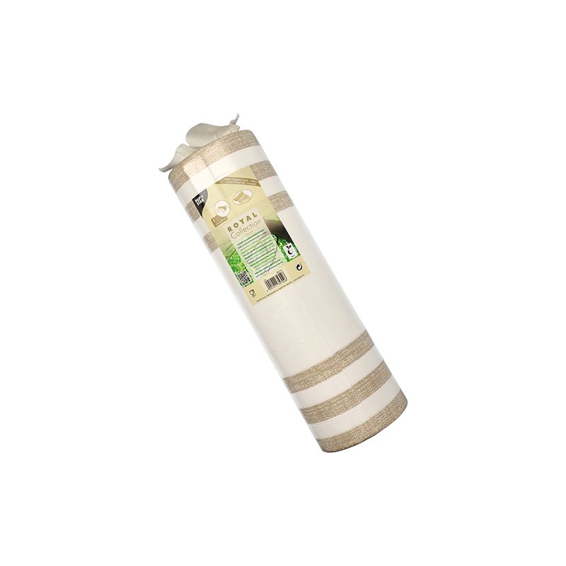 O saltea de yoga rulată cu dungi albe și bej din fața de masă PAPSTAR asemănătoare țesăturii PV-Tissue Mix „ROYAL Collection“ de la PAPSTAR GmbH dispune de o etichetă cu detalii despre produs și simboluri, totul realizat într-un design de amestec pulpă-viscoză-tesut, care stă vertical pe un fundal alb impecabil.