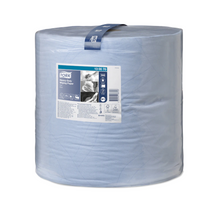 O rolă mare de prosoape de hârtie multifuncționale extra-rezistente Tork Premium W1 cu 2 straturi de la Essity Professional Hygiene Germany GmbH are pe partea din față o etichetă cu informații despre produs și imagini ilustrative de utilizare. Cu absorbție ridicată, inclusiv curea practică de transport.