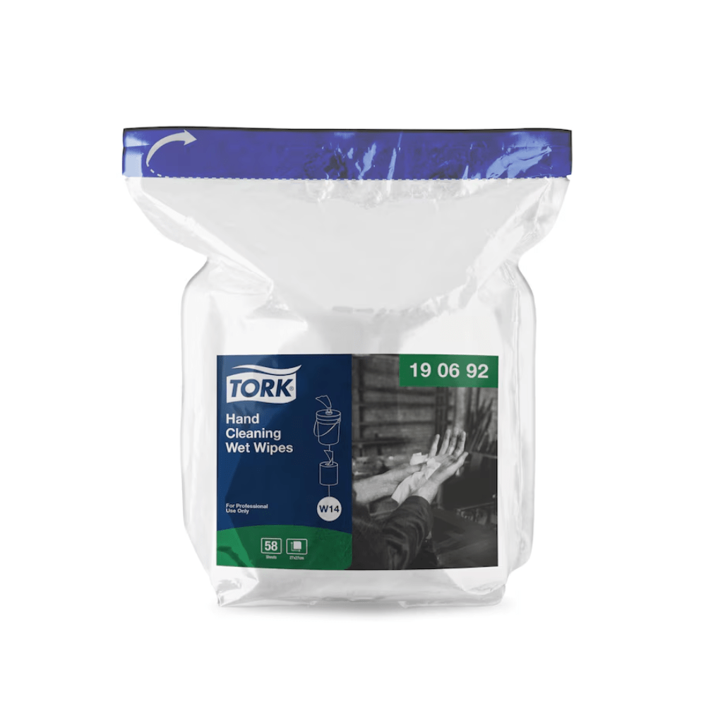 Un pachet de rezerve pentru șervețele umede de curățare a mâinilor Tork 190692 Premium W14 cu un strat este expus. Ambalajul transparent prezintă o etichetă albastru-alb de la TORK – Essity Professional Hygiene Germany GmbH, care evidențiază instrucțiunile de curățare premium și identitatea mărcii. Este sigilat în partea de sus și conține 58 de șervețele care îndepărtează eficient uleiul și murdăria.