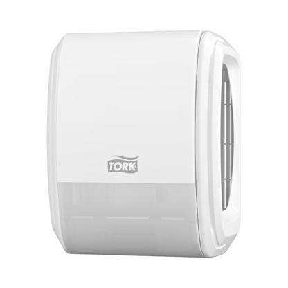 Vă prezentăm distribuitorul de prosoape de hârtie Tork 256010 de la Essity Professional Hygiene Germany GmbH. Acest dispozitiv montabil pe perete are un exterior alb cu o secțiune inferioară transparentă pentru acces rapid la prosoapele de hârtie, completat de logo-ul TORK afișat proeminent pe partea frontală. Proiectat pentru a îmbunătăți experiența dvs. în cameră cu estetica sa minimalistă și funcțională.