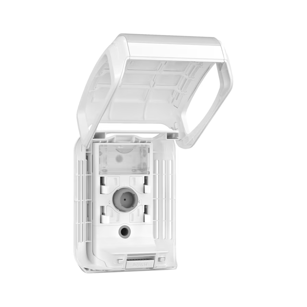 Un distribuitor Tork 256010 pentru odorizant de aer continuu, proiectat de TORK – Essity Professional Hygiene Germany GmbH, este plasat în fața unui fundal alb. Această priză externă dispune de o singură priză și un capac de protecție deschis cu un capac transparent pentru a asigura siguranța în medii expuse și se integrează perfect în sistemele continue de odorizare a aerului.