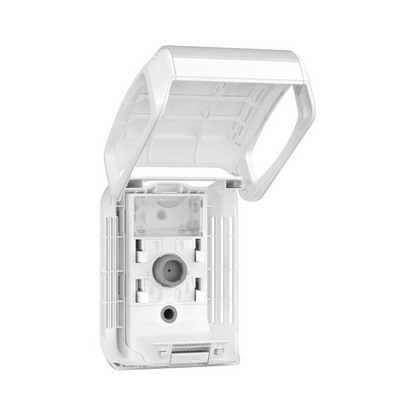 Un distribuitor Tork 256010 pentru odorizant de aer continuu, proiectat de TORK – Essity Professional Hygiene Germany GmbH, este plasat în fața unui fundal alb. Această priză externă dispune de o singură priză și un capac de protecție deschis cu un capac transparent pentru a asigura siguranța în medii expuse și se integrează perfect în sistemele continue de odorizare a aerului.