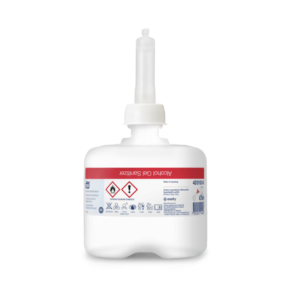 O sticlă albă de gel dezinfectant pentru mâini Tork 420102 Mini de la TORK – Essity Professional Hygiene Germany GmbH, cu o etichetă roșie cu simboluri de siguranță și un duză lungă în partea de sus. Eticheta conține instrucțiuni pentru dezinfectarea chirurgicală a mâinilor cu 80% alcool denaturat.