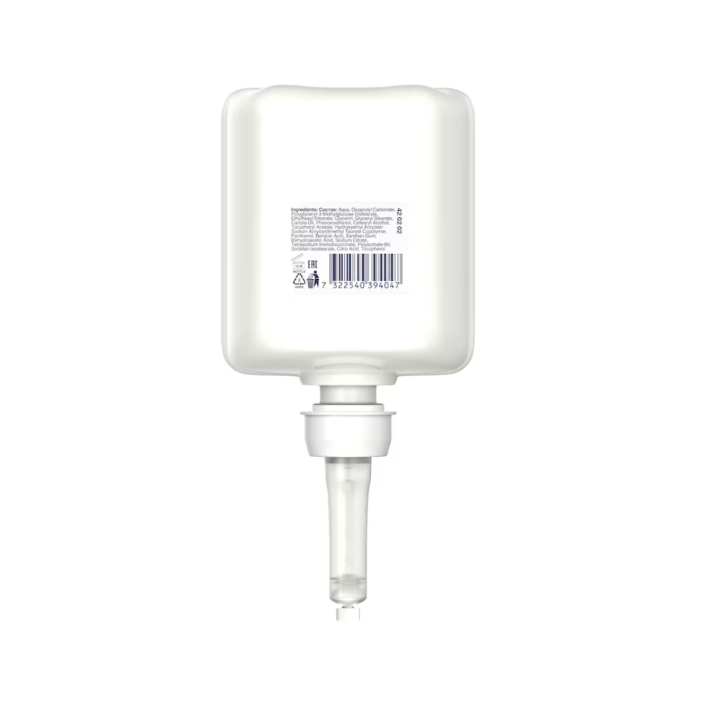 Este ilustrat un recipient alb, dreptunghiular, cu duză la bază, pe care se pot vedea text și un cod de bare. Acest Tork 420202 Dezinfectant de mâini hidratant sensibil Premium de la TORK – Essity Professional Hygiene Germany GmbH este ideal pentru distribuirea gelului dezinfectant hidratant pentru mâini și combate eficient agenții patogeni.