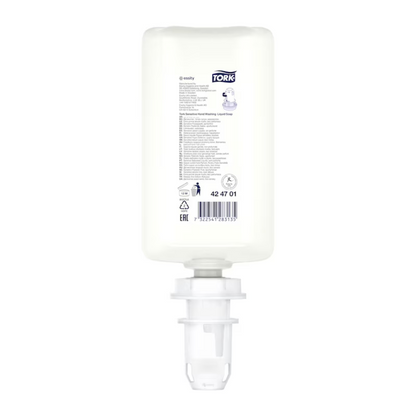 O sticlă albă de reumplere Tork 424701 Sensitive Săpun lichid de la TORK – Essity Professional Hygiene Germany GmbH are un dozator transparent în partea de jos. Eticheta indică formula prietenoasă cu pielea și conține informații despre produs, precum și un cod de bare.