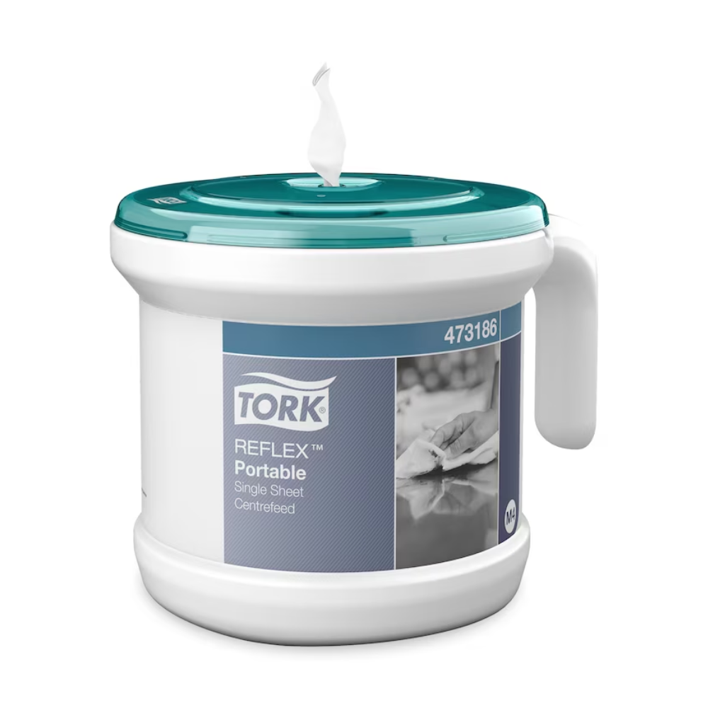 Distribuitorul Tork 473186 Reflex™ portabil de foi individuale cu derulare interioară M4 de la TORK - Essity Professional Hygiene Germany GmbH are un capac și un mâner albastru-verde, ideal pentru a evita contaminarea încrucișată. Designul său alb prezintă o etichetă cu numele produsului și o imagine a unei persoane folosind un șervețel.