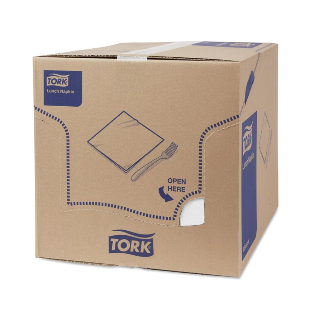 Cutie cu inscripția „Tork 477402 Șervețele de prânz Alb 1/8-pliere, 2 straturi | Cutie (10 pachete)” de la TORK – Essity Professional Hygiene Germany GmbH, cu imagini ale unui șervețel și unui tacâm. Liniile perforate indică unde trebuie deschis ambalajul, care este sigilat cu bandă adezivă albă. Aceste șervețele compostabile industrial oferă confort și sustenabilitate la fiecare utilizare.
