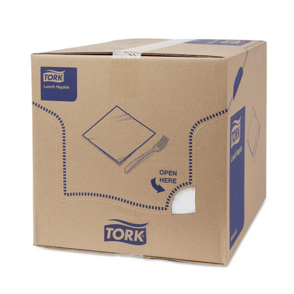 Cutia cu șervețelele de prânz moi Tork 477414 Alb Advanced 3-straturi are text și simboluri albastre cu un decupaj „Deschideți aici” lângă imaginile unui șervețel și o furculiță. Cutia este sigilată cu bandă albă și afișează clar pe mai multe părți brandingul TORK de la Essity Professional Hygiene Germany GmbH. Conține șervețele compostabile industrial cu 3 straturi.