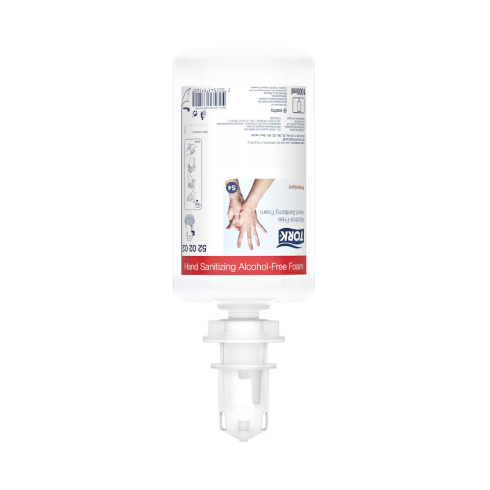 O sticlă transparentă și albă de spumă dezinfectantă pentru mâini fără alcool Tork 520202 Premium S4 de la TORK – Essity Professional Hygiene Germany GmbH. Sticla este inversată și prevăzută cu un dozator pentru a promova igiena mâinilor durabilă. Eticheta conține instrucțiuni de utilizare și detalii despre produs în mai multe limbi.