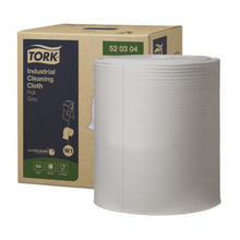 Abgebildet ist eine große Rolle grauer Tork 520304 Industrie Reinigungstücher in einer Schachtel mit der Aufschrift „TORK – Essity Professional Hygiene Germany GmbH“. Darauf ist eine Hand abgebildet, die ein Tuch herausstreckt, perfekt zum Entfernen von Öl, Fett und Schmutz.