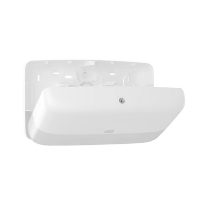 O unitate de perete albă, dreptunghiulară, din gama TORK - Essity Professional Hygiene Germany GmbH, cu un design neted și curbat. Pe partea din față este vizibil un logo și este prezent un senzor pentru activare ușoară. Modelul dispune de o zonă adâncită pentru o utilizare eficientă.