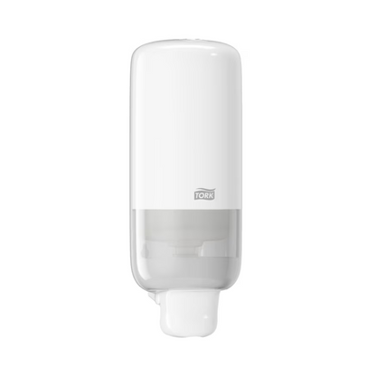 Distribuitorul Tork 561500 pentru săpun și dezinfectant pentru mâini Elevation S4, produs de TORK - Essity Professional Hygiene Germany GmbH, are un design de perete alb elegant cu o parte inferioară transparentă care afișează elegant eticheta „Tork”. Acest distribuitor a fost conceput pentru a îmbunătăți igiena mâinilor și adaugă un strop de design Elevation fiecărui mediu.