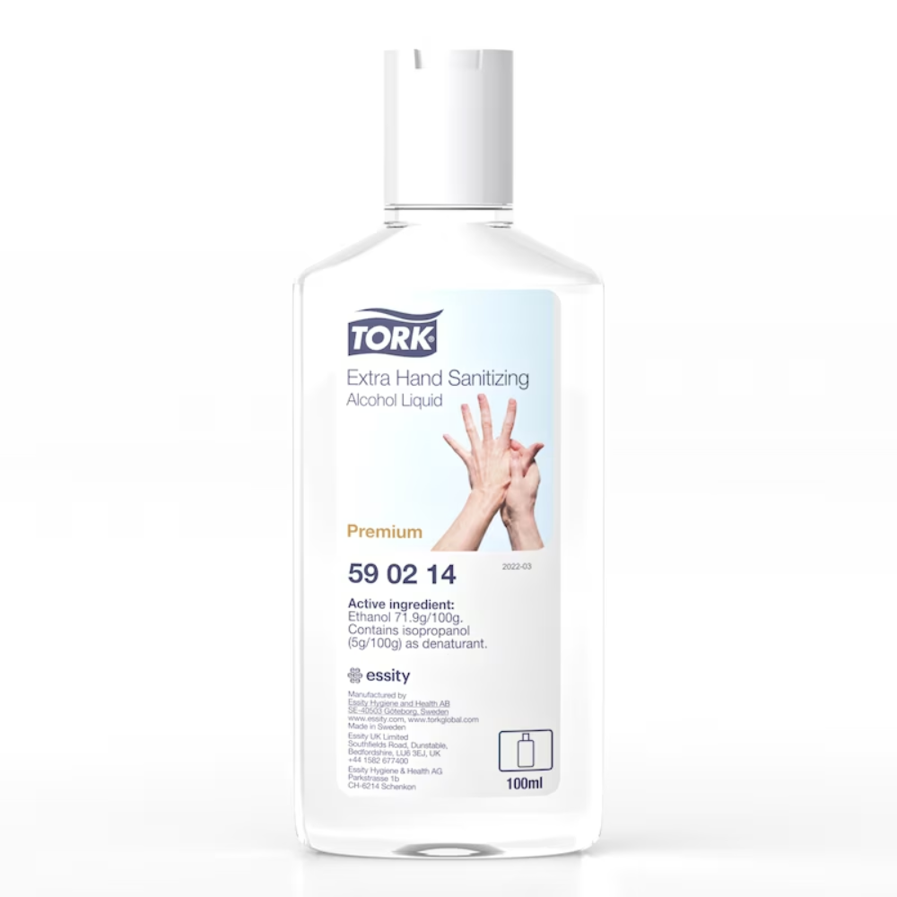 O sticlă de 100 ml de lichid dezinfectant pentru mâini Tork 590214 Extra are o etichetă care evidențiază mâinile și afișează clar ingrediente precum etanolul. Logo-ul TORK este vizibil clar, iar un simbol de reciclare este plasat discret la bază.