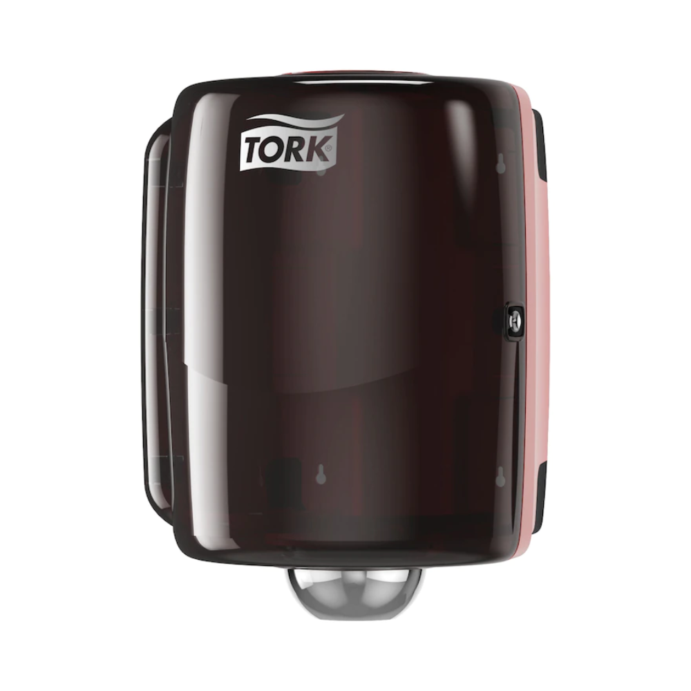 Un elegant dispenser negru Tork 653008 Maxi Performance W2 de la Essity Professional Hygiene Germany GmbH este montat pe un fundal alb. Acest dispenser cu design de performanță impresionează printr-o formă rotunjită, care expune rola vizibilă din interior, și dispune de o mică deschidere în partea de jos pentru o distribuire ușoară.