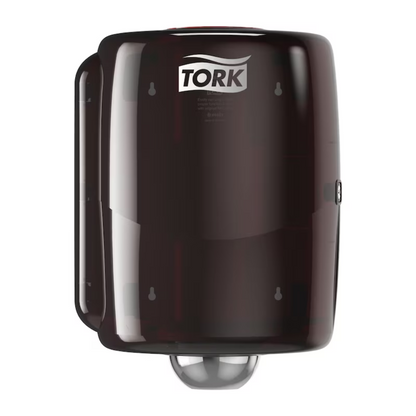Dispenserul interior Tork 653008 Maxi Performance W2 de la Essity Professional Hygiene Germany GmbH impresionează printr-un design subțire, rotunjit, cu un capac protejat împotriva stropirii. Logo-ul Tork proeminent de pe partea superioară subliniază designul său de performanță.
