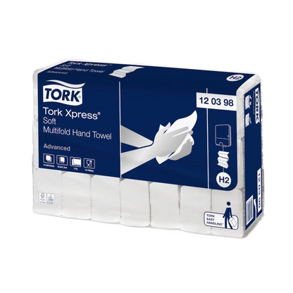 Eine Packung Tork Xpress® 120398 weiche Multifold-Handtücher Advanced H2 2-lagig, mit einem Design mit Händen auf den Handtüchern und blauen und weißen Elementen, hergestellt aus recycelten Fasern und mit 21 Packungen pro Karton.