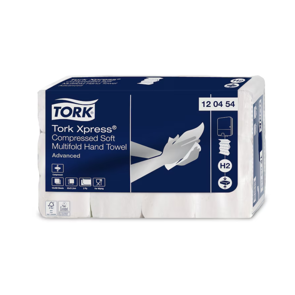 Pachet cu prosoape de mâini multifold comprimate Tork Xpress® 120454. Ambalajul este proiectat în albastru și alb și prezintă imagini care demonstrează utilizarea prosoapelor de mâini și astfel subliniază sustenabilitatea. Codul produsului 12 04 54 este vizibil clar. Marcă: TORK - Essity Professional Hygiene Germany GmbH.