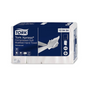 Pachet cu prosoape de mâini multifold comprimate Tork Xpress® 120454. Ambalajul este proiectat în albastru și alb și prezintă imagini care demonstrează utilizarea prosoapelor de mâini și astfel subliniază sustenabilitatea. Codul produsului 12 04 54 este vizibil clar. Marcă: TORK - Essity Professional Hygiene Germany GmbH.