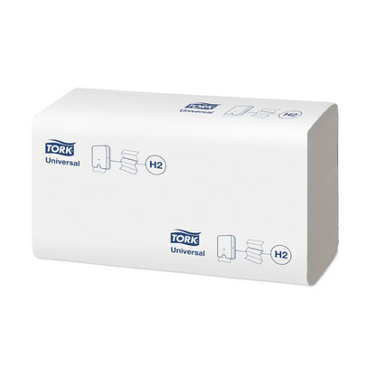 Ein Stapel Tork Xpress® 150100 Multifold-Handtücher Universal H2, eingewickelt in eine elegante weiße Verpackung, zeigt das TORK-Logo und Abbildungen der gefalteten Handtücher. Ideal für alle, die ein gutes Preis-Leistungs-Verhältnis suchen. Diese kommen von Essity Professional Hygiene Germany GmbH.