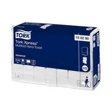 Eine Packung Tork Xpress® 150290 Multifold-Handtücher mit der Aufschrift „Universal H2“ enthält auf der blau-weißen Außenseite Produktdetails und Spezifikationen. Symbole auf der Vorderseite betonen die Verwendung und Kompatibilität und heben die Marke TORK – Essity Professional Hygiene Germany GmbH hervor.