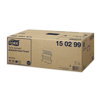 Un carton Tork Xpress® 150299 prosoape multifold universale H2 în 2 straturi cu dimensiunile de 23,4 cm și 20 de pachete este etichetat cu detalii despre produs și numărul 15 02 99. Pe carton se vede o ilustrație a configurației prosopului care evidențiază raportul excelent calitate-preț, precum și mai multe mărci și simboluri de reciclare.