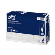 Sunt prezentate prosoapele multifold Tork Xpress® 150300 Universal H2, un produs al TORK – Essity Professional Hygiene Germany GmbH. Ambalajul albastru-alb subliniază detalii precum compatibilitatea cu sistemul H2, cu șase pachete de prosoape pe pachet și un design ușor de utilizat, care garantează o igienă excelentă.