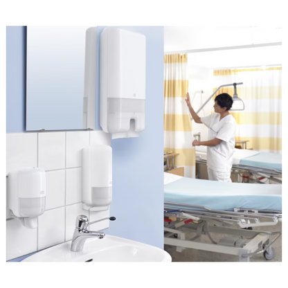 In einem Krankenhauszimmer rückt eine Pflegekraft den Vorhang neben dem Bett eines Patienten zurecht. Im Vordergrund stehen Tork Xpress® 471093 Multifold-Handtücher Universal H2 1-lagig von TORK – Essity Professional Hygiene Germany GmbH neben Universalseife. Das Bett ist mit blauen Laken bedeckt und von wichtigen medizinischen Geräten umgeben.
