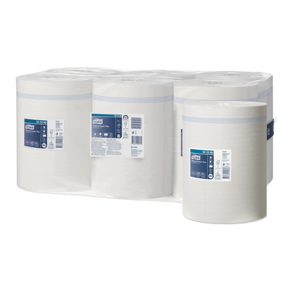 Este expus un pachet cu șase role Tork Xpress® Servețele de hârtie multifuncționale rezistente Advanced cu două straturi, fiecare cu o etichetă albastru-albă cu detalii despre produs. Ambalate în ambalaje transparente de plastic, aceste servețele de hârtie de la TORK – Essity Professional Hygiene Germany GmbH oferă tehnologie avansată în două straturi pentru o absorbție superioară.