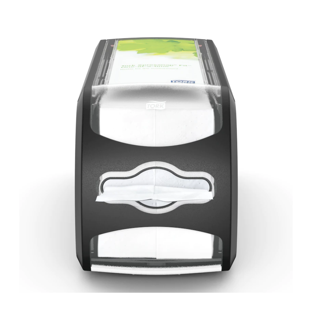 Este ilustrat dispenserul de șervețele Tork Xpressnap Fit® 272901 de la Essity Professional Hygiene Germany GmbH. Acest dispenser negru-gri are o față transparentă care conține șervețele albe și o suprafață publicitară verde în partea de sus. Logo-ul „Tork” este vizibil și subliniază sistemul eficient de distribuire a șervețelelor individuale al Tork Xpressnap Fit.