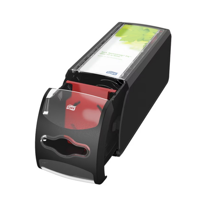 Un dispenser de tejghea negru Tork Xpressnap Fit® 272901 pentru șervețele de la Essity Professional Hygiene Germany GmbH este echipat cu un capac transparent care se poate deschide parțial pentru a prezenta șervețele roșii în interior. Designul său subțire și compact include o etichetă cu accente verzi și oferă distribuirea individuală a foilor pentru o utilizare eficientă.