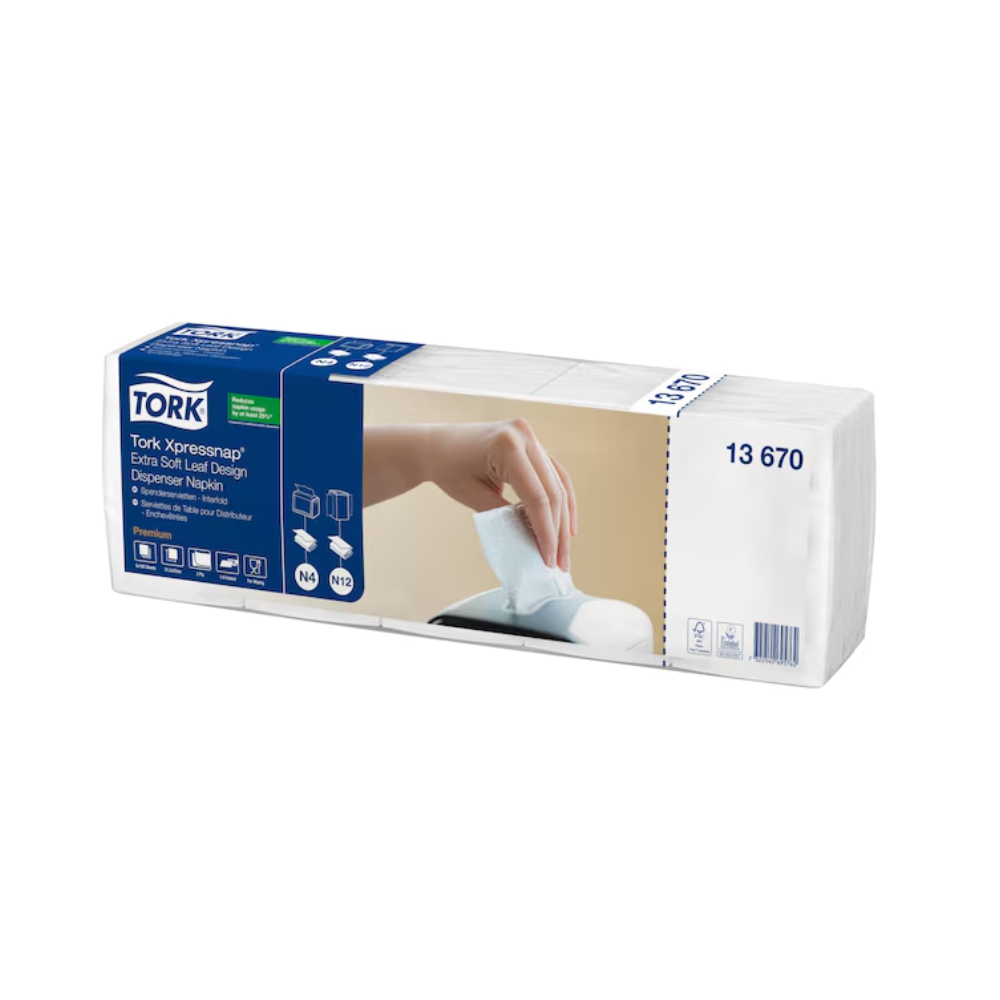 O cutie de șervețele distribuitoare Tork Xpressnap® 13670 cu design de frunze extra moi, albe, Premium N4 cu 2 straturi, produsă de TORK – Essity Professional Hygiene Germany GmbH, conține opt pachete. Imaginea de pe ambalaj arată o mână care scoate un șervețel din distribuitor, evidențiind textura extra moale a acestor șervețele albe.