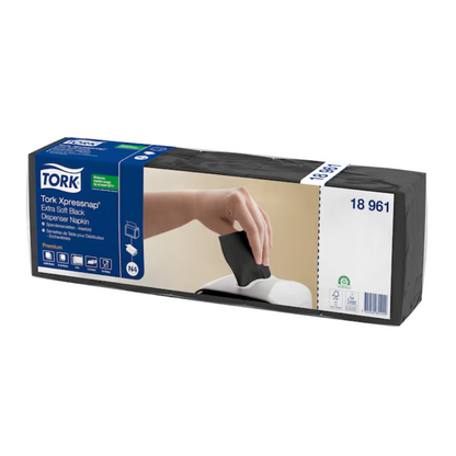 Imaginea arată un ambalaj al Tork Xpressnap® 15850 Extra Soft Servetel Dispenser N4 cu 2 straturi și subliniază calitatea sa premium. O fotografie arată o mână care scoate cu pricepere un șervețel din dispenser, ceea ce ar trebui să reducă consumul de șervețele. Ambalajul conține informații despre opt pachete pe cutie și este asociat cu marca TORK – Essity Professional Hygiene Germany GmbH.