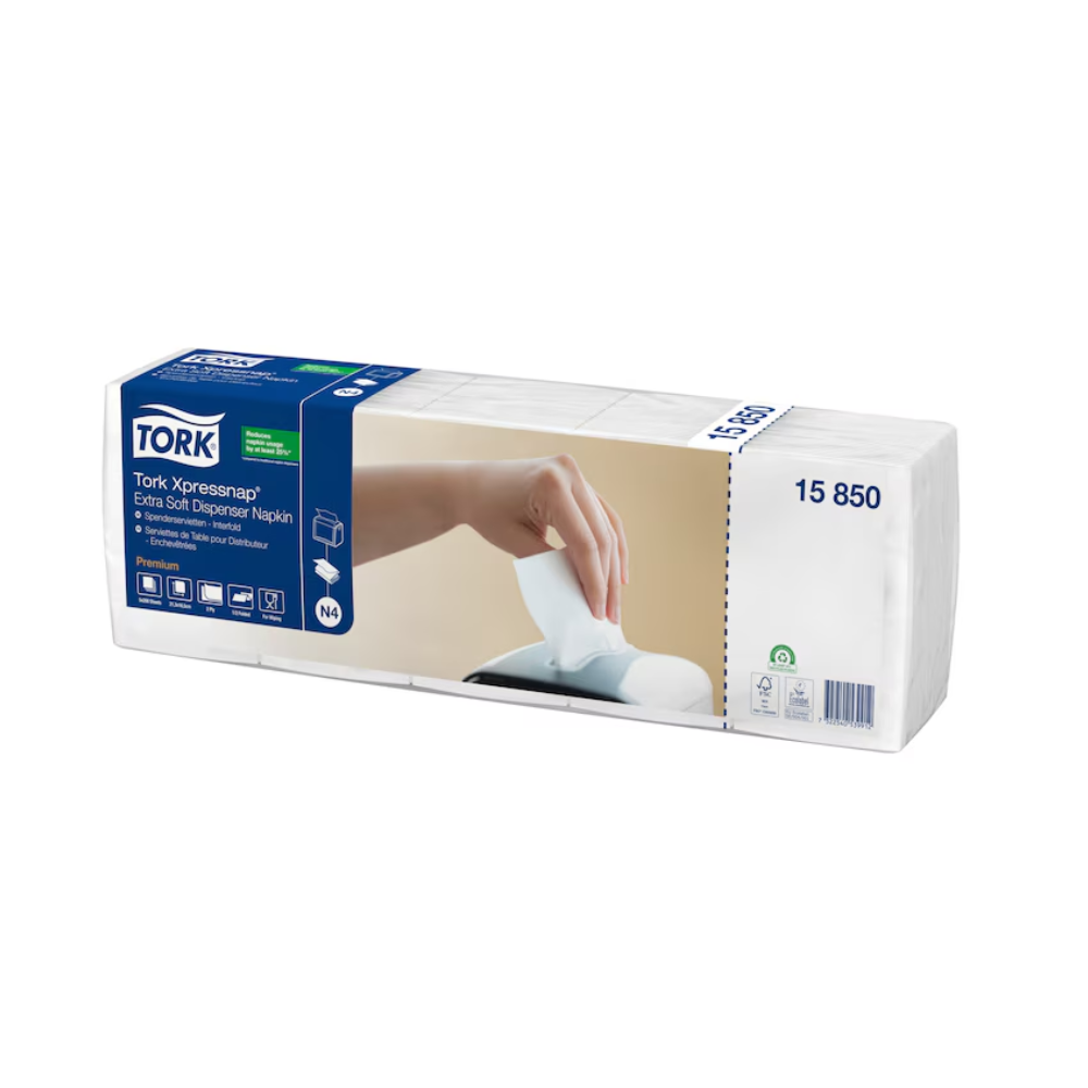 Pe ambalajul Tork Xpressnap® 15850 Extra Soft Servetel Dispenser N4 cu 2 straturi de la Essity Professional Hygiene Germany GmbH este ilustrată o mână care scoate un șervețel din dispenser. Aceasta subliniază caracteristici precum moliciunea și sustenabilitatea și arată cum acest sistem reduce eficient consumul de șervețele.