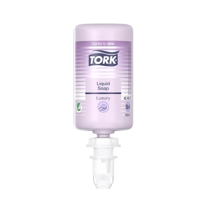 O sticlă clară de săpun lichid de lux Tork de la Essity Professional Hygiene Germany GmbH, marcată ca „Luxos” și „Blând cu pielea”, îmbogățită cu extract de magnolie. Săpunul este violet și face parte din sistemul S4, are o duză de dozare în partea de jos și oferă un volum de 1000 ml.