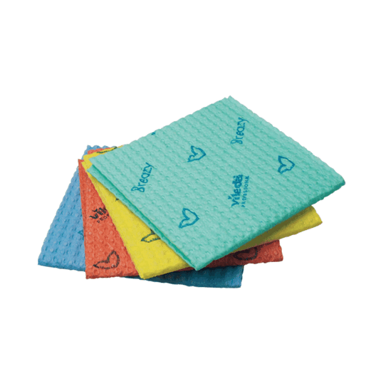 Un set format din patru șervețele de uz scurt Vileda Breazy, produse de Vileda GmbH, în culorile albastru, galben, roșu și verde. Fiecare șervețel are o suprafață texturată cu motive în formă de inimă și text, care asigură o eficiență excepțională la curățare.