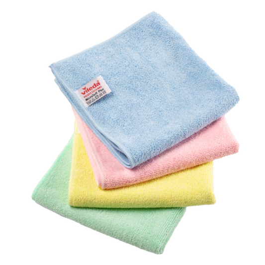 Ein Set aus vier gefalteten Vileda Professional MicroTuff Plus Mikrofasertüchern 38x38 cm in leuchtendem Blau, Pink, Gelb und Grün steht für hygienische Sauberkeit. Das obere blaue Tuch verfügt über ein sichtbares Etikett zur bequemen Identifizierung.