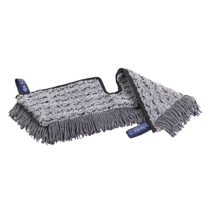 Un mop Vileda Professional Swep Duo r-MicroCombi de 50 cm, produs de Vileda GmbH, are un cap de mop din microfibră gri cu margini franjurate pe un fundal alb. Capul mopului este prevăzut cu două marcaje albastre și o suprafață texturată care indică performanța sa de curățare.