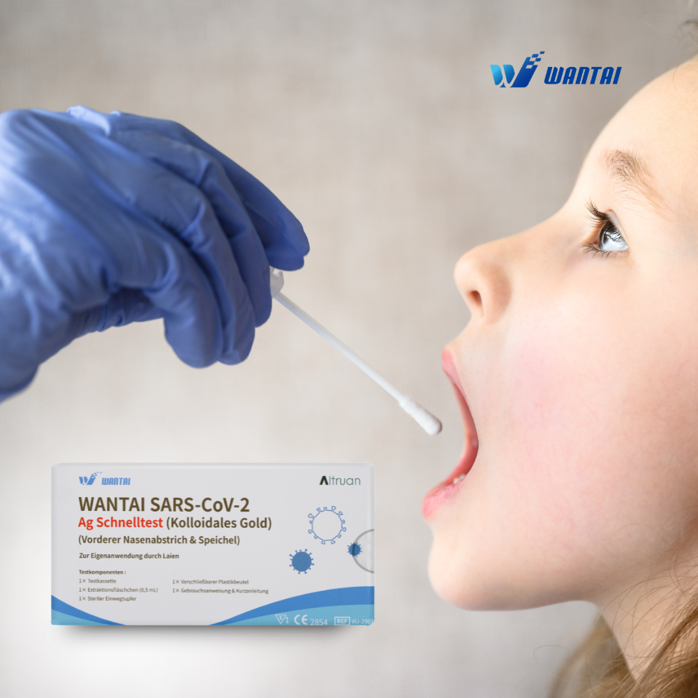 Un lucrător medical cu mănușă albastră se pregătește să tamponeze gura unui copil cu testul rapid Wantai SARS-CoV-2, Lollitest (Aur Coloidal) CE/2854, pentru un test rapid de antigen. Ambalajul, ideal pentru aplicații de testare în grădinițe și școli, este vizibil în prim-plan.